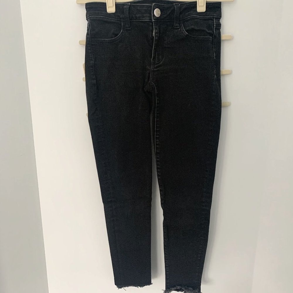 Black-wash frayed jeans